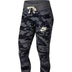 EUC Nike Vintage camo sweatpants Small